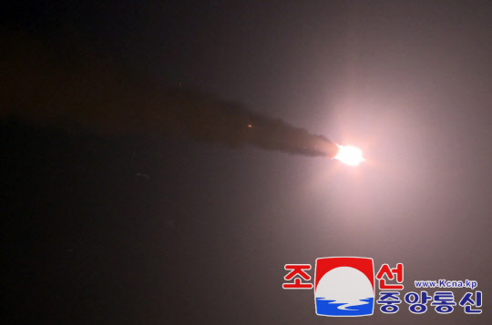 북한 정권은 2022년의 마지막 날과 2023년의 첫날에 각각 초대형방사포 3발과 1발을 발사했다고 관영매체 조선중앙통신을 통해 알렸다. 통신에 따르면 북한의 군수경제 총괄기관인 제2경제위원회는 지난 2022년 12월31일 오전 당 중앙에 증정하는 초대형방사포의 성능검열을 위한 검수사격을 진행했다.<조선중앙통신·연합뉴스>